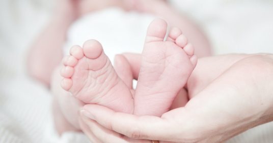 A importância da Triagem Neonatal: Teste do Coraçãozinho, da Linguinha e do Pezinho